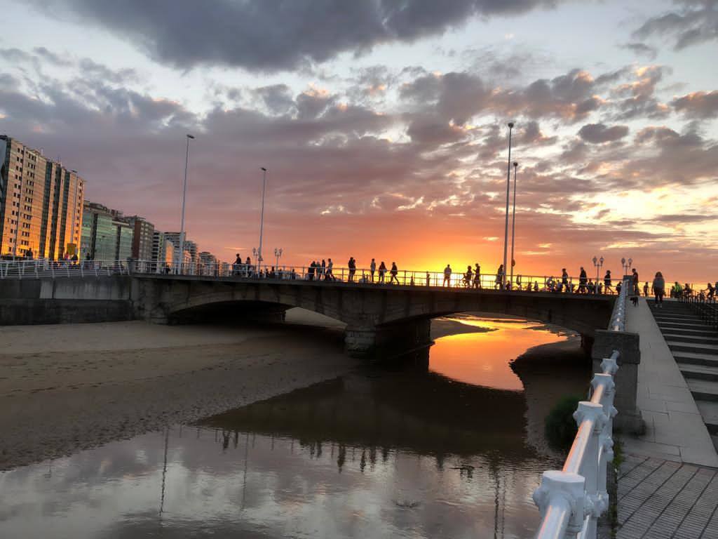 El paisaje de Asturias nos deja espectaculares estampas al atardecer. Son auténticas imagenes de postal que muestran la belleza y el colorido de la región.