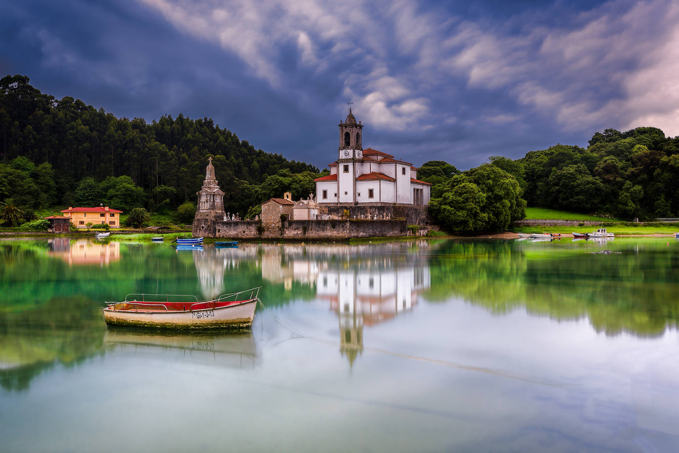 El paisaje de Asturias nos deja espectaculares estampas al atardecer. Son auténticas imagenes de postal que muestran la belleza y el colorido de la región.