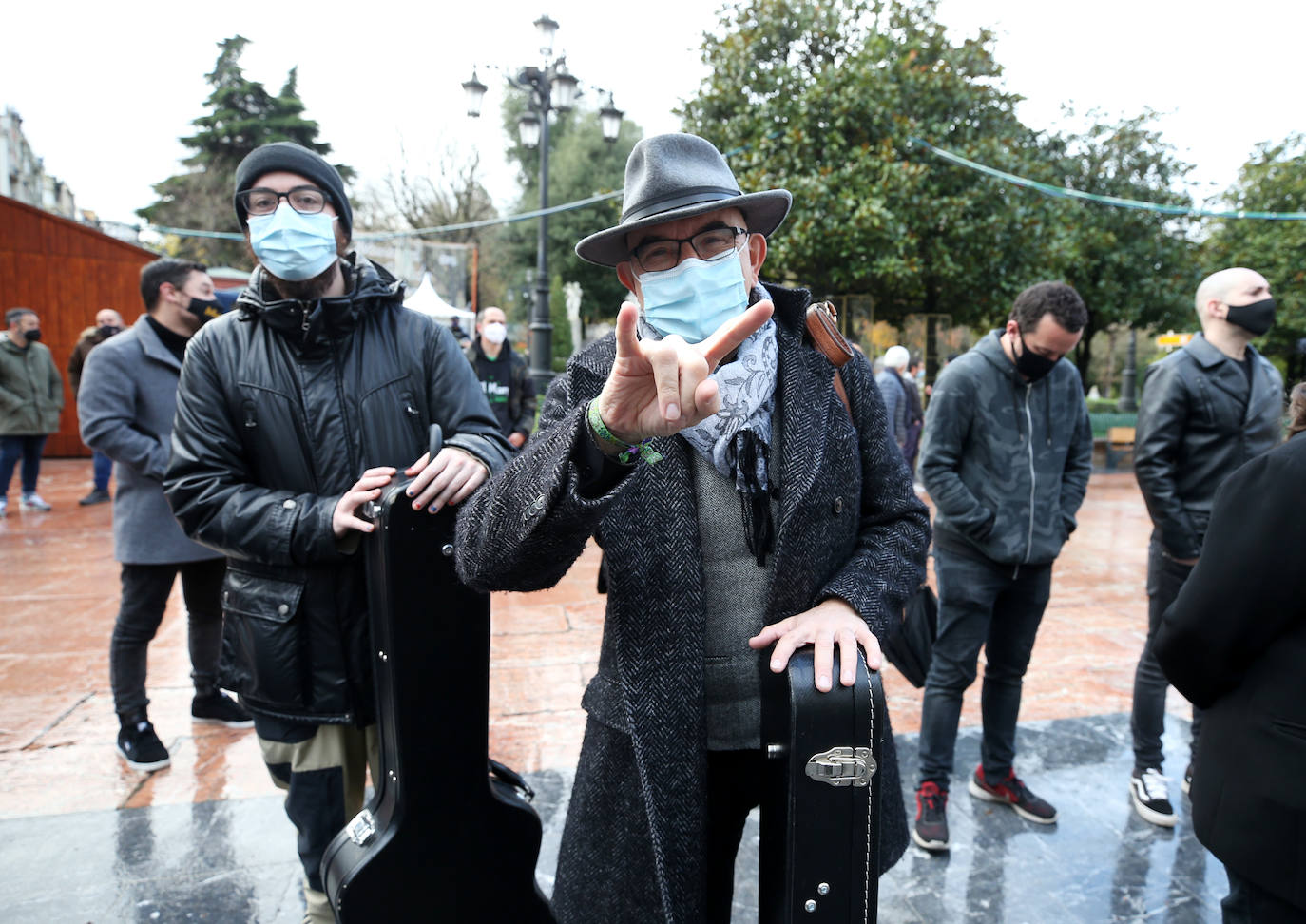 Cientos de hosteleros volvieron a protestar en Oviedo por las restrictivas medidas impuestas por el Principado para la reapertura. Previamente, los trabajadores del sector cultural también se concentraron en la capital para reivindicar que su gremio también es «parte de la solución». 