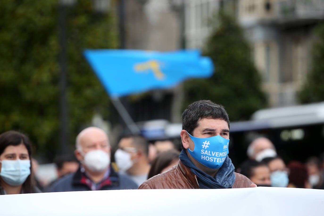 Cientos de hosteleros volvieron a protestar en Oviedo por las restrictivas medidas impuestas por el Principado para la reapertura. Previamente, los trabajadores del sector cultural también se concentraron en la capital para reivindicar que su gremio también es «parte de la solución». 