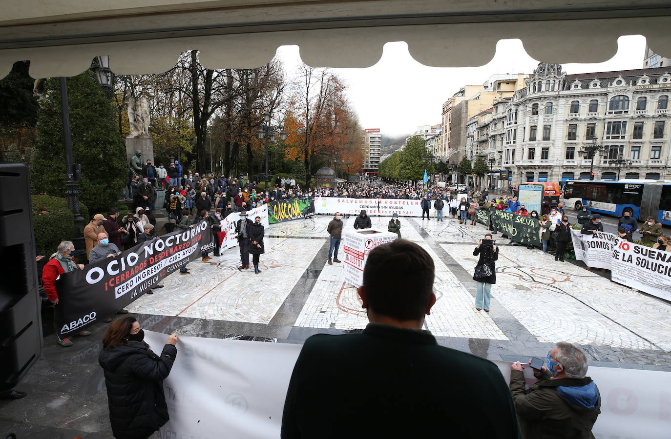 Cientos de hosteleros volvieron a protestar en Oviedo por las restrictivas medidas impuestas por el Principado para la reapertura. Previamente, los trabajadores del sector cultural también se concentraron en la capital para reivindicar que su gremio también es «parte de la solución». 