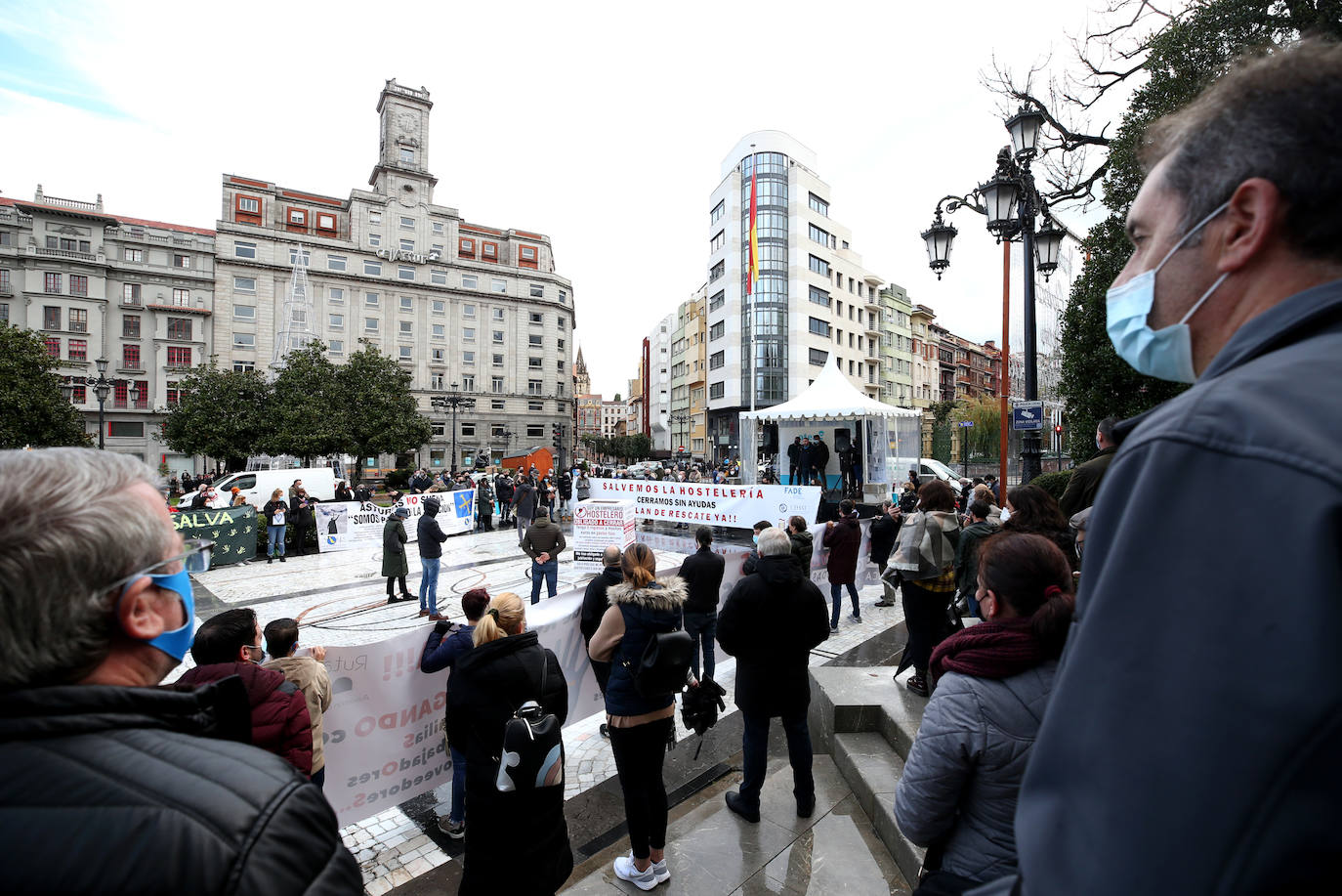 Cientos de hosteleros volvieron a protestar en Oviedo por las restrictivas medidas impuestas por el Principado para la reapertura.