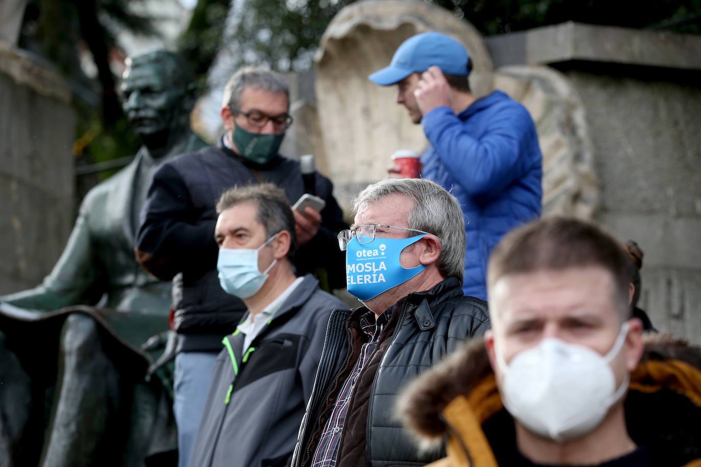 Cientos de hosteleros volvieron a protestar en Oviedo por las restrictivas medidas impuestas por el Principado para la reapertura.