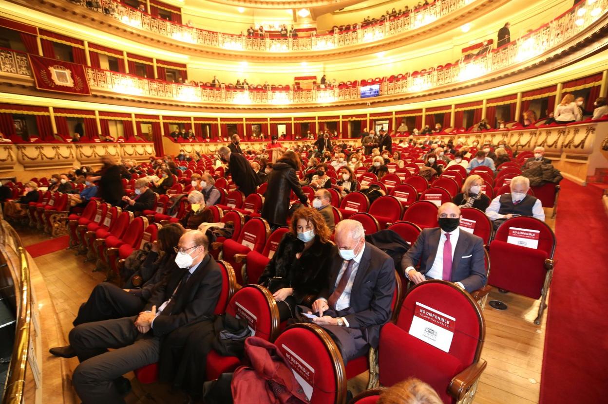 Los asistentes ayer al Campoamor tuvieron que dejar dos asientos de separación entre ellos. 