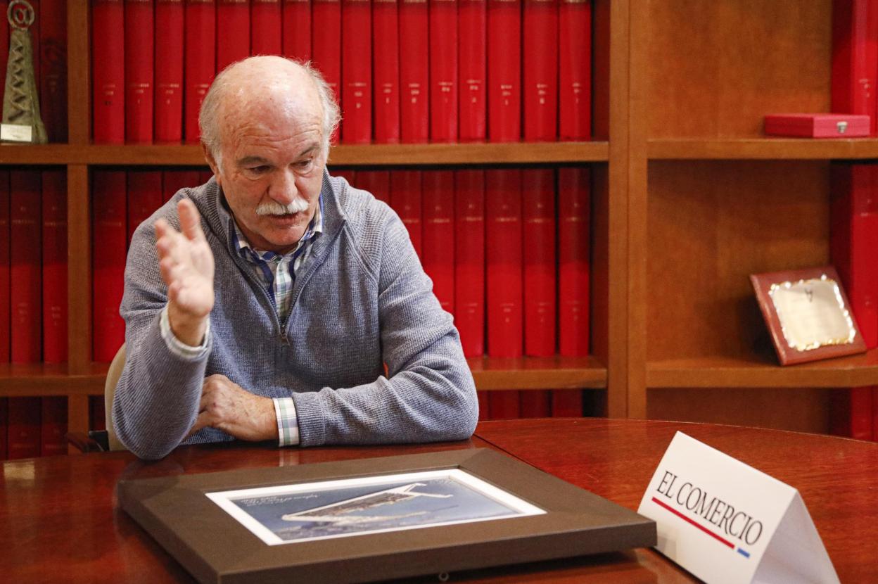 Fernando Menéndez Rexach, en EL COMERCIO, contempla un cuadro de la ampliación. 