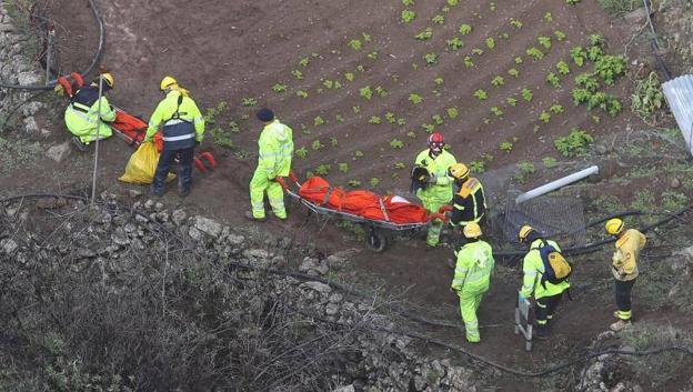 Momento del rescate de los cuerpos por parte de los efectivos de emergencia.