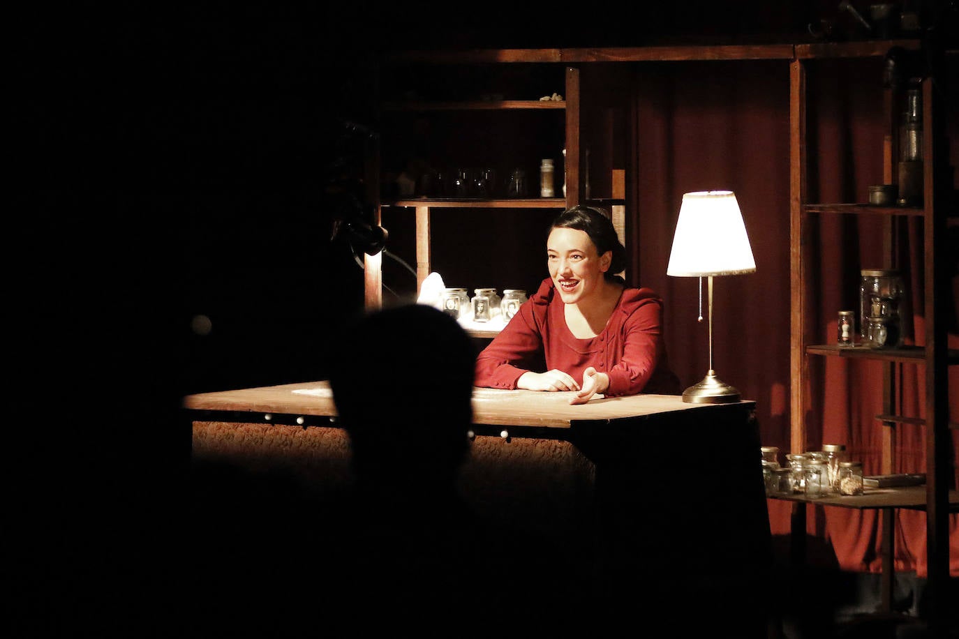 El teatro Jovellanos volvió a abrir sus puertas con la obra 'Conservando memoria'. El espectáculo tuvo un aforo limitado de cuarenta personas.