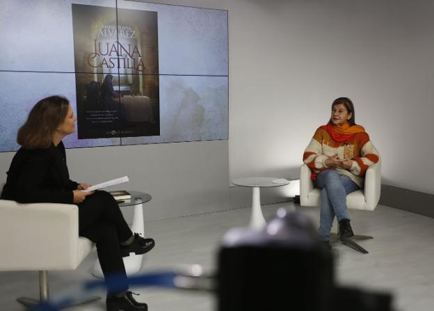 La responsable del Aula de Cultura de EL COMERCIO, María de Álvaro, con la escritora María Teresa Álvarez, durante el programa emitido ayer en ELCOMERCIO.es. 