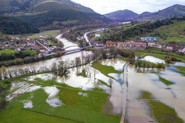 El río Deva se desbordó a su paso por la localidad de Panes, en Peñamellera Baja, inundando varios prados. 