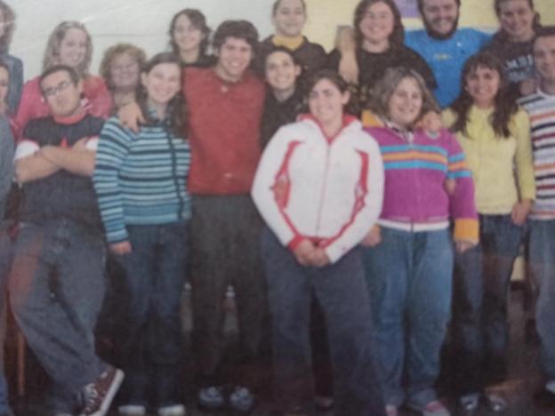 Marta, con cazadora blanca, en su época en el Instituto de Roces, junto a sus compañeros. 