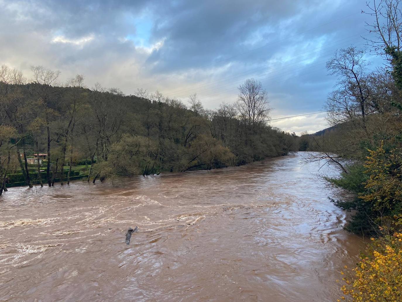 El Principado de Asturias ha activado el plan de inundaciones por el riesgo de desbordamiento de los ríos debido el aumento del caudal por las intensas precipitaciones en forma de lluvia y nieve registradas en los últimos días y ante la previsión de una «posible evolución desfavorable».