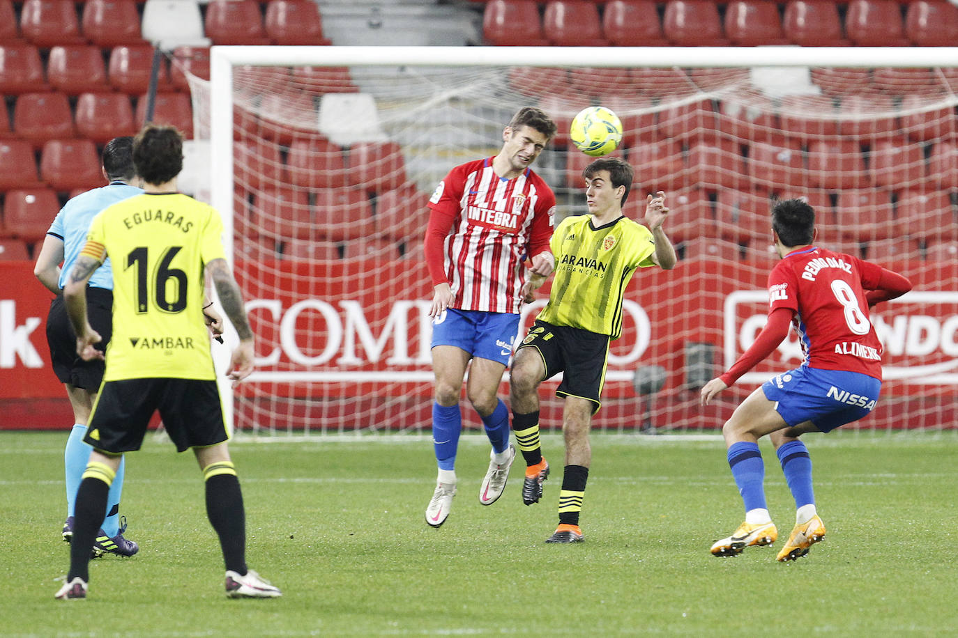 Las imágenes del partido entre el Sporting y el Zaragoza disputado este dominog en El Molinón.