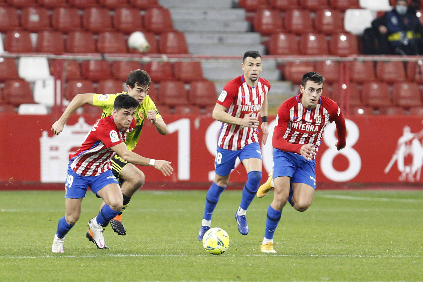 Las imágenes del partido entre el Sporting y el Zaragoza disputado este dominog en El Molinón.