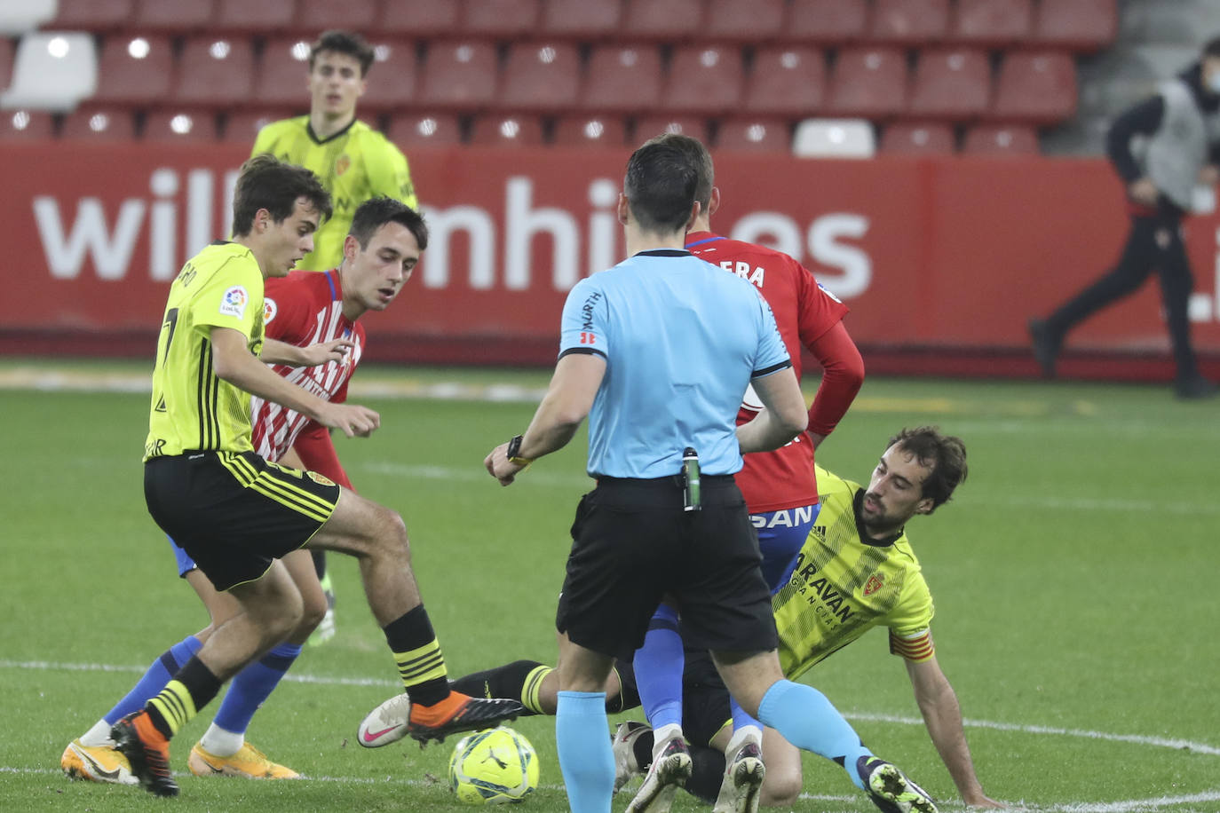 Las imágenes del partido entre el Sporting y el Zaragoza disputado este dominog en El Molinón.