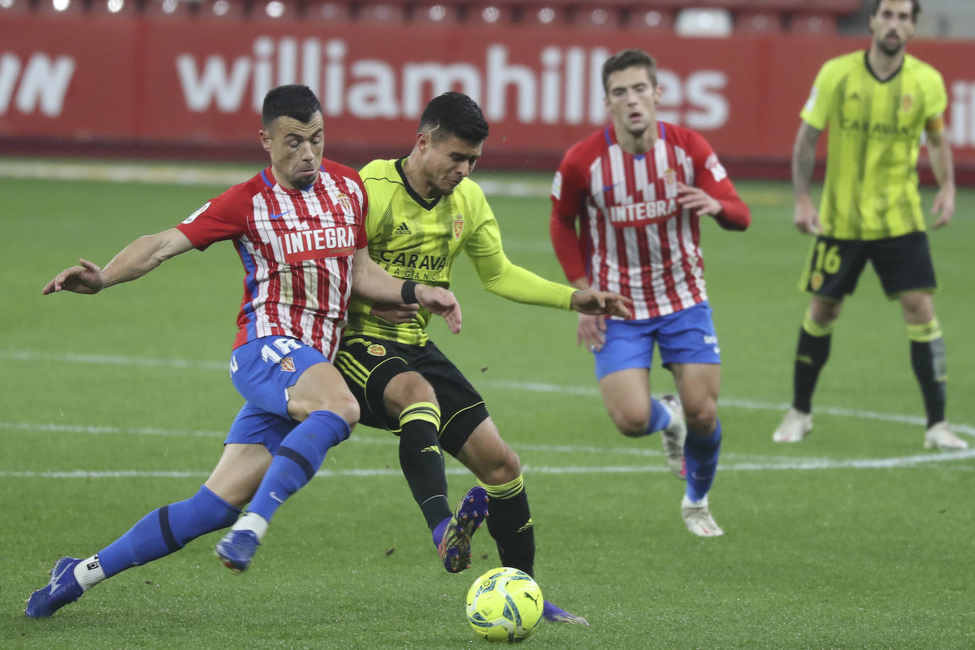 Las imágenes del partido entre el Sporting y el Zaragoza disputado este dominog en El Molinón.