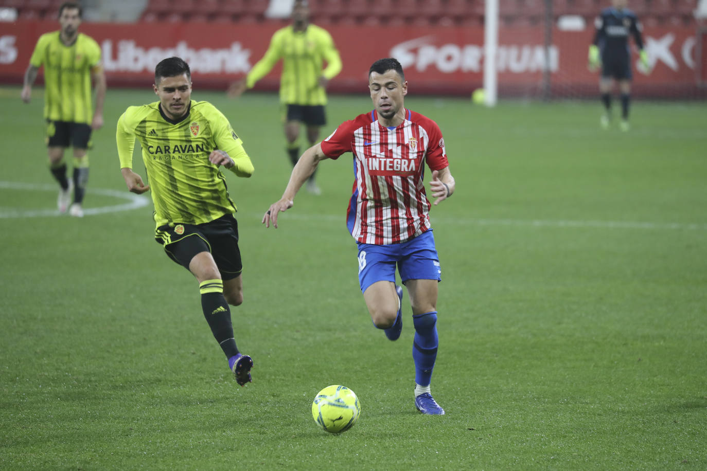 Las imágenes del partido entre el Sporting y el Zaragoza disputado este dominog en El Molinón.