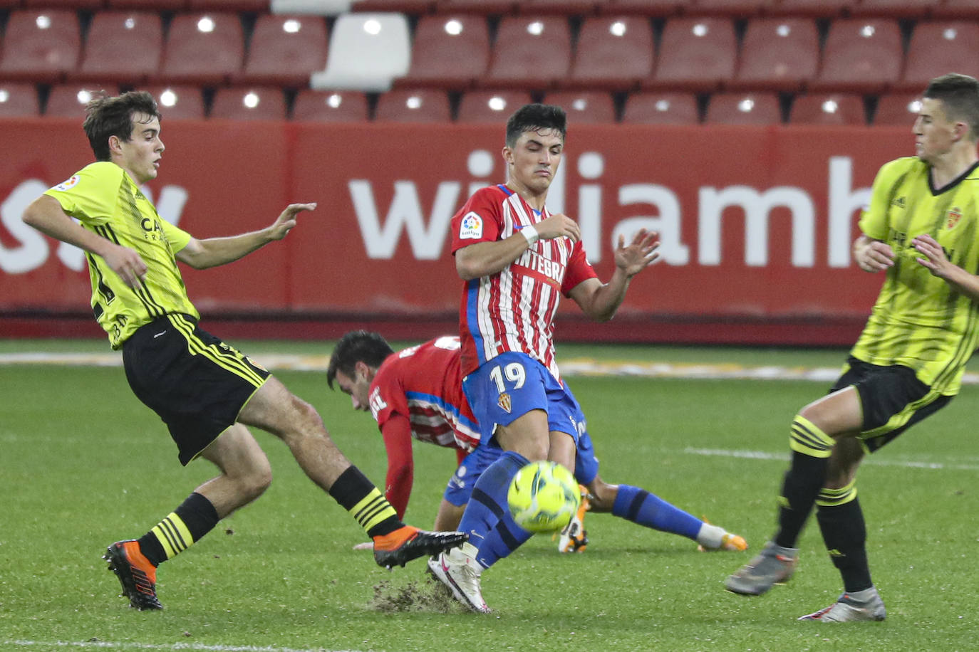 Las imágenes del partido entre el Sporting y el Zaragoza disputado este dominog en El Molinón.