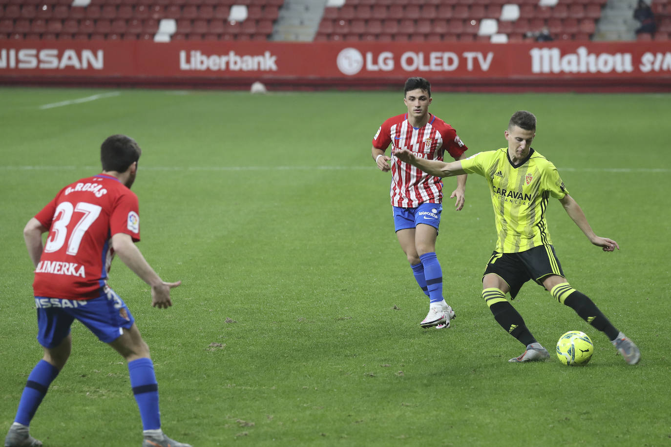 Las imágenes del partido entre el Sporting y el Zaragoza disputado este dominog en El Molinón.