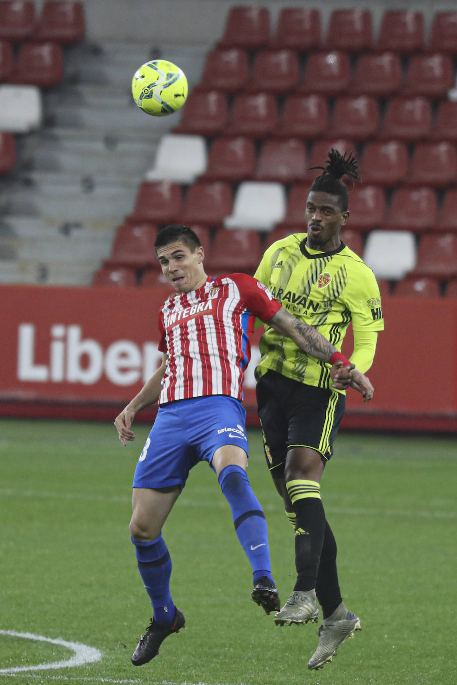 Las imágenes del partido entre el Sporting y el Zaragoza disputado este dominog en El Molinón.