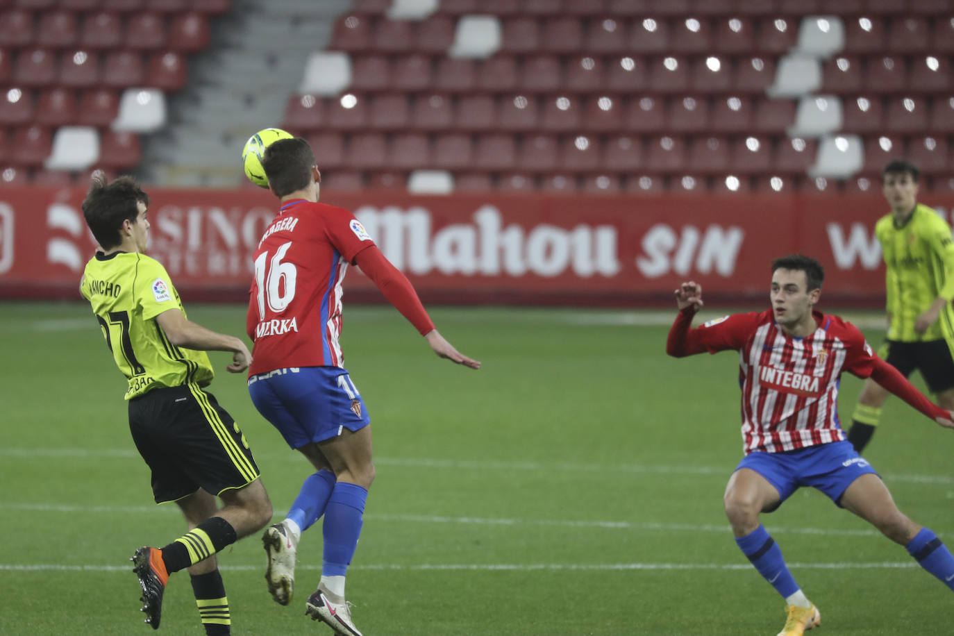 Las imágenes del partido entre el Sporting y el Zaragoza disputado este dominog en El Molinón.