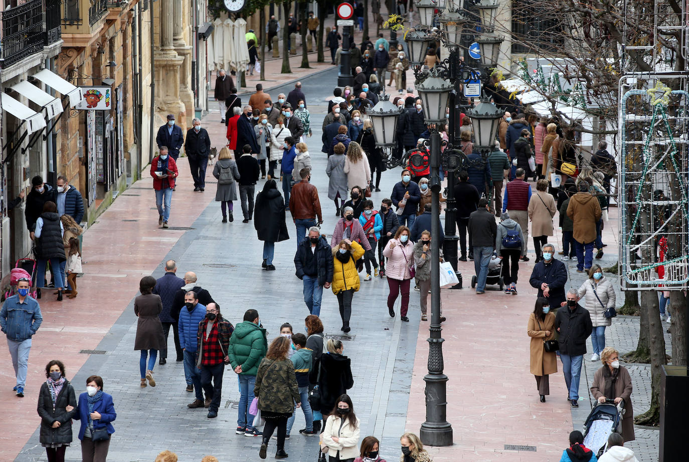 Fotos: Calles a rebosar en Gijón y Oviedo