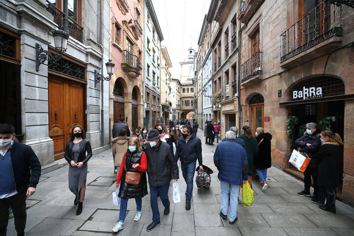 Fotos: Calles a rebosar en Gijón y Oviedo
