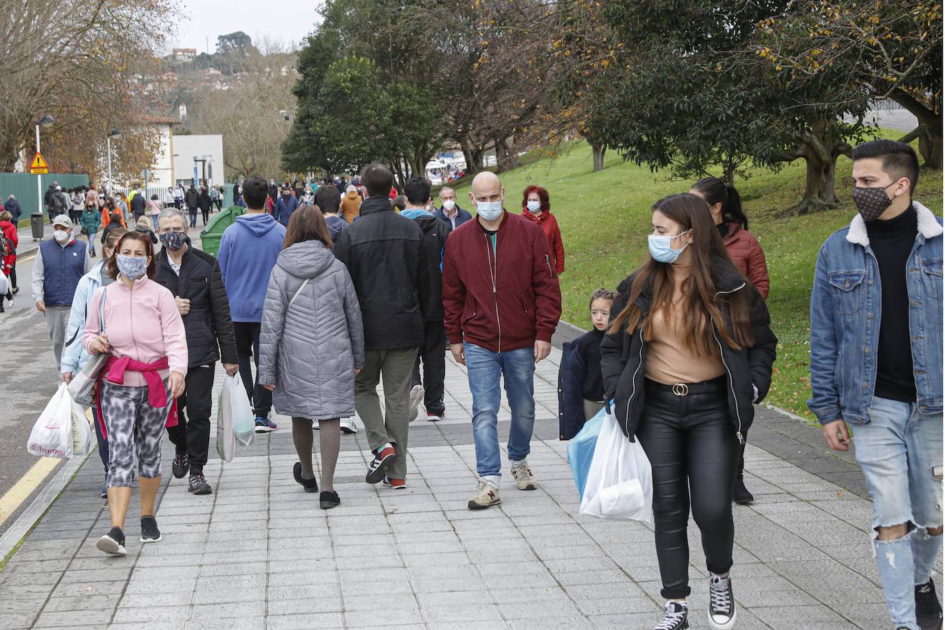 Fotos: Calles a rebosar en Gijón y Oviedo