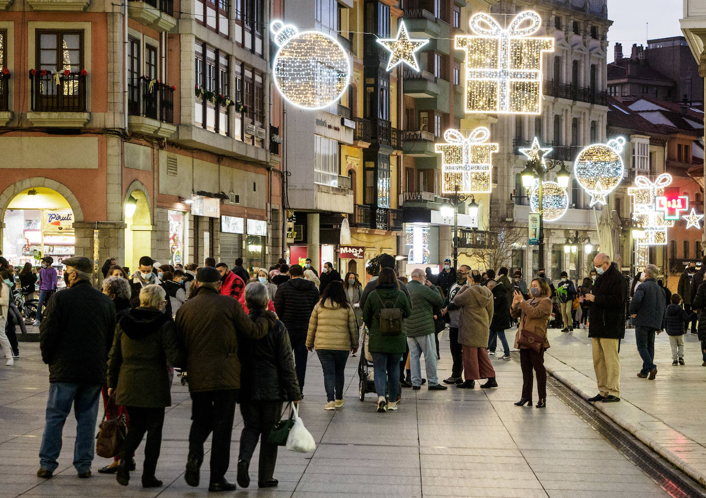 Fotos: Calles a rebosar en Gijón y Oviedo