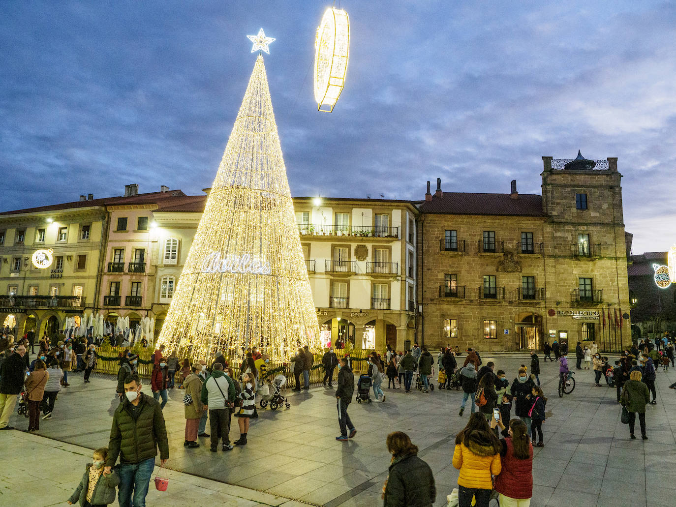Fotos: Calles a rebosar en Gijón y Oviedo