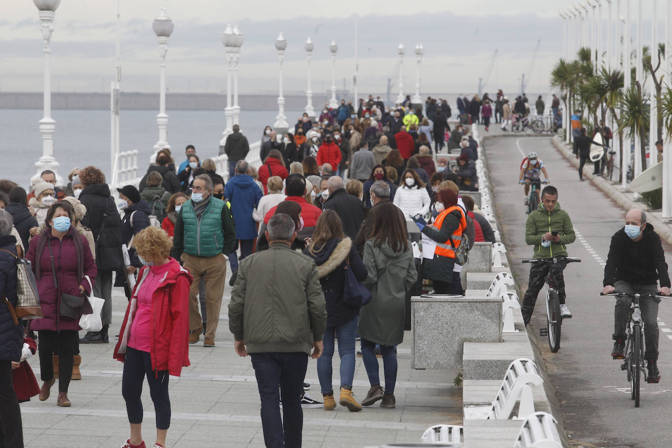 Fotos: Calles a rebosar en Gijón y Oviedo