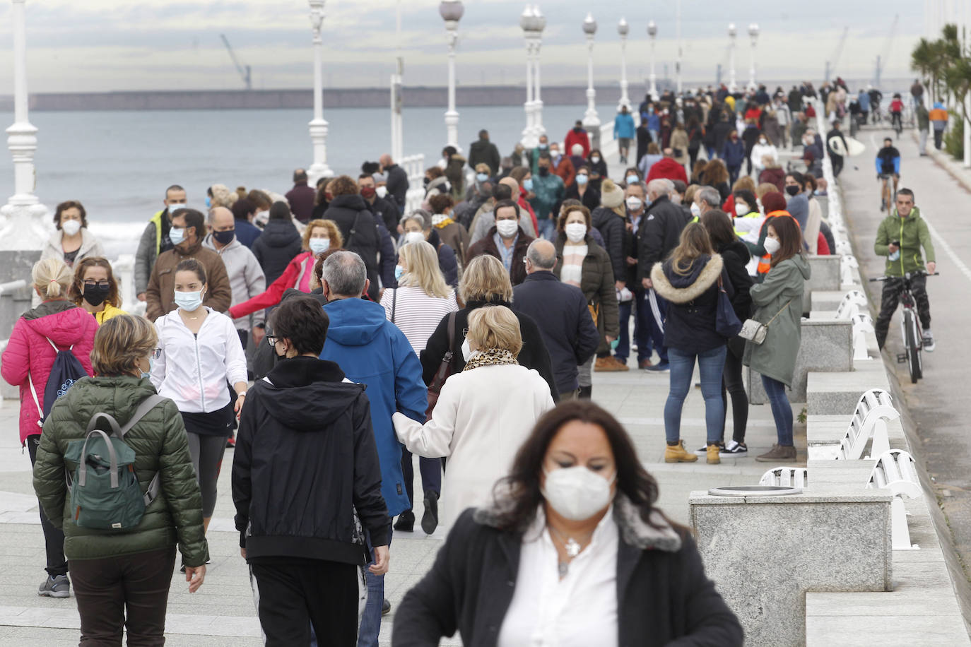 Fotos: Calles a rebosar en Gijón y Oviedo