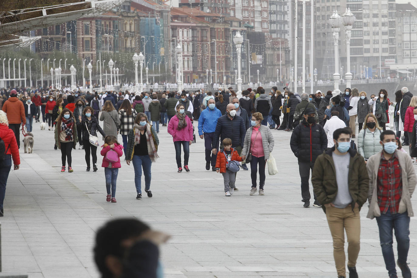 Fotos: Calles a rebosar en Gijón y Oviedo