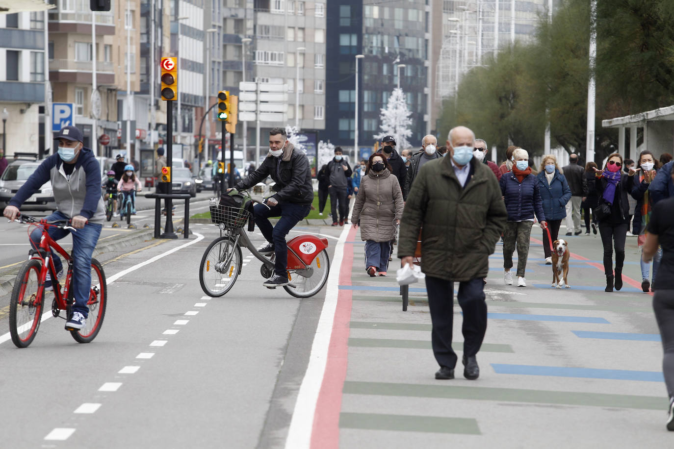 Fotos: Calles a rebosar en Gijón y Oviedo