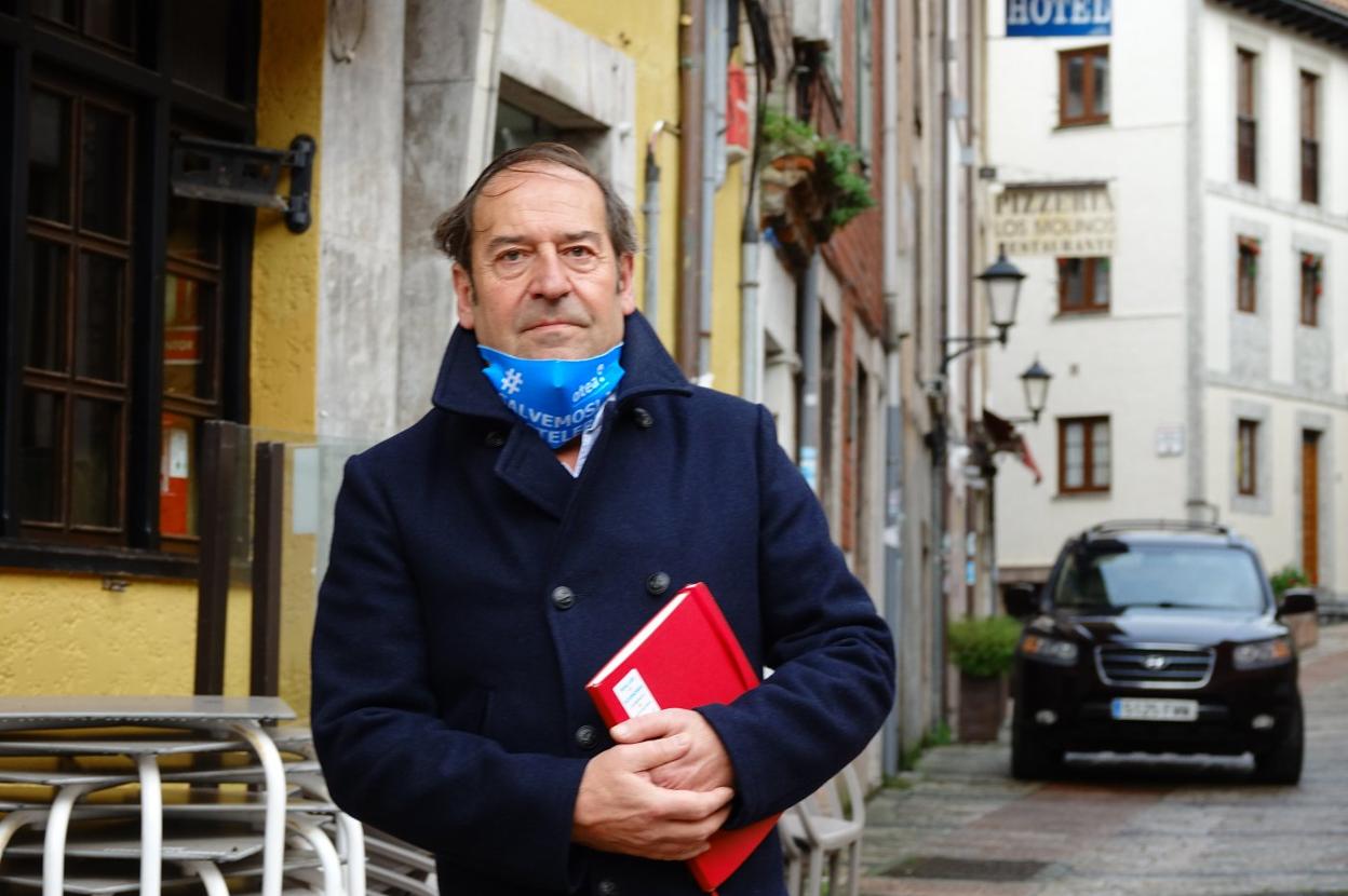 Javier Garaña, presidente de los hosteleros de Llanes, ante su negocio, cerrado hasta mañana. 
