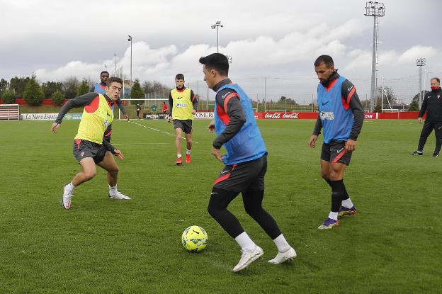 Gragera presiona a Manu durante un ejercicio en el entrenamiento de ayer, en Mareo. 