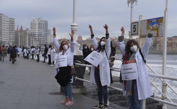 Cadena humana por la sanidad pública en Gijón