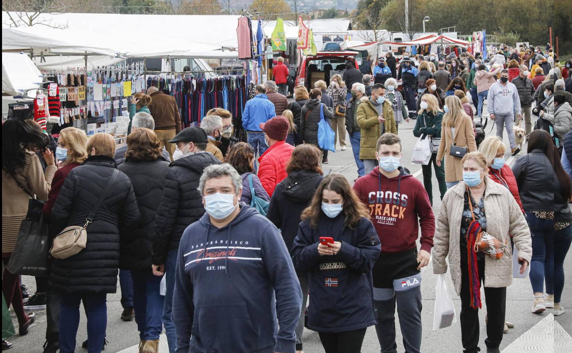 Asistentes al rastro de Gijón este domingo.