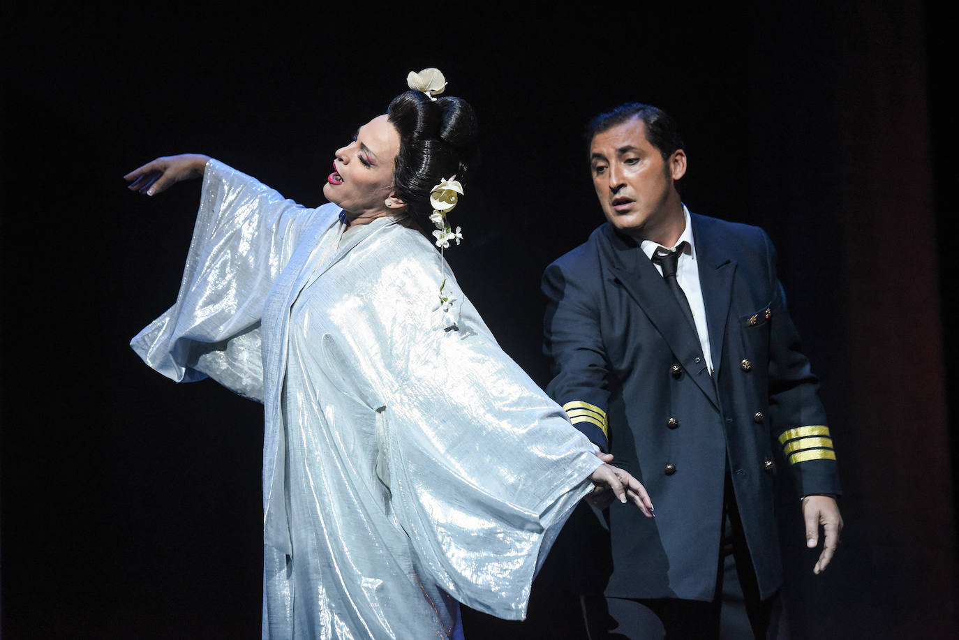 Tras dos aplazamientos, los aficionados a la ópera disfrutaron anoche en el Teatro Campoamor de Oviedo de 'Madama Butterfly' y de la interpretación de Ainhoa Arteta, que se llevó la gran ovación del público. 