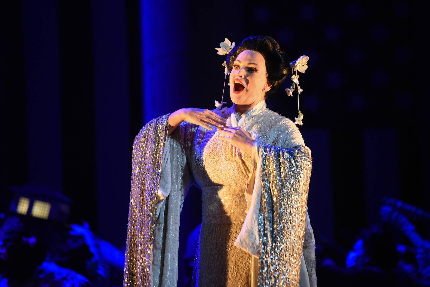 Tras dos aplazamientos, los aficionados a la ópera disfrutaron anoche en el Teatro Campoamor de Oviedo de 'Madama Butterfly' y de la interpretación de Ainhoa Arteta, que se llevó la gran ovación del público. 