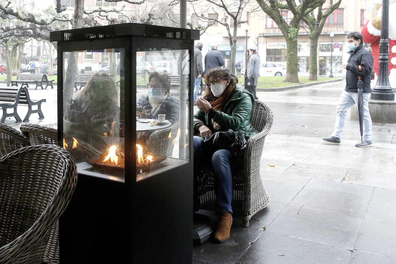 Colas en la reapertura de las grandes superficies para realizar las compras navideñas. Las limitaciones con las que también ha reabierto la hostelería se hacen notar en la afluencia.
