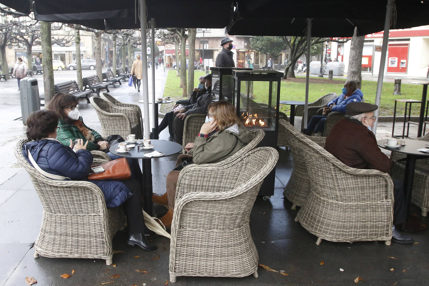 Colas en la reapertura de las grandes superficies para realizar las compras navideñas. Las limitaciones con las que también ha reabierto la hostelería se hacen notar en la afluencia.