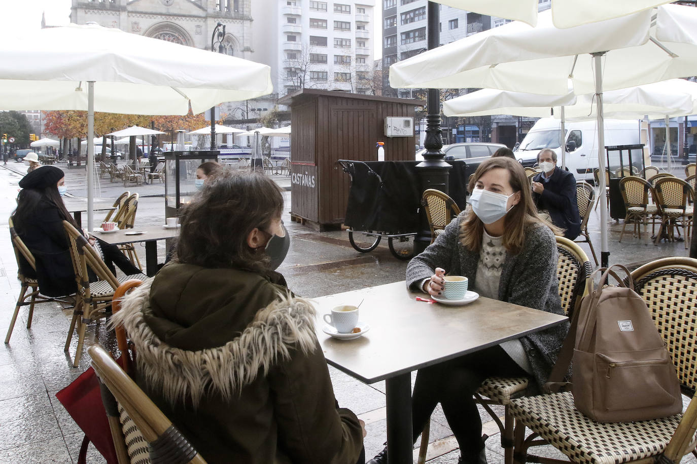 Colas en la reapertura de las grandes superficies para realizar las compras navideñas. Las limitaciones con las que también ha reabierto la hostelería se hacen notar en la afluencia.