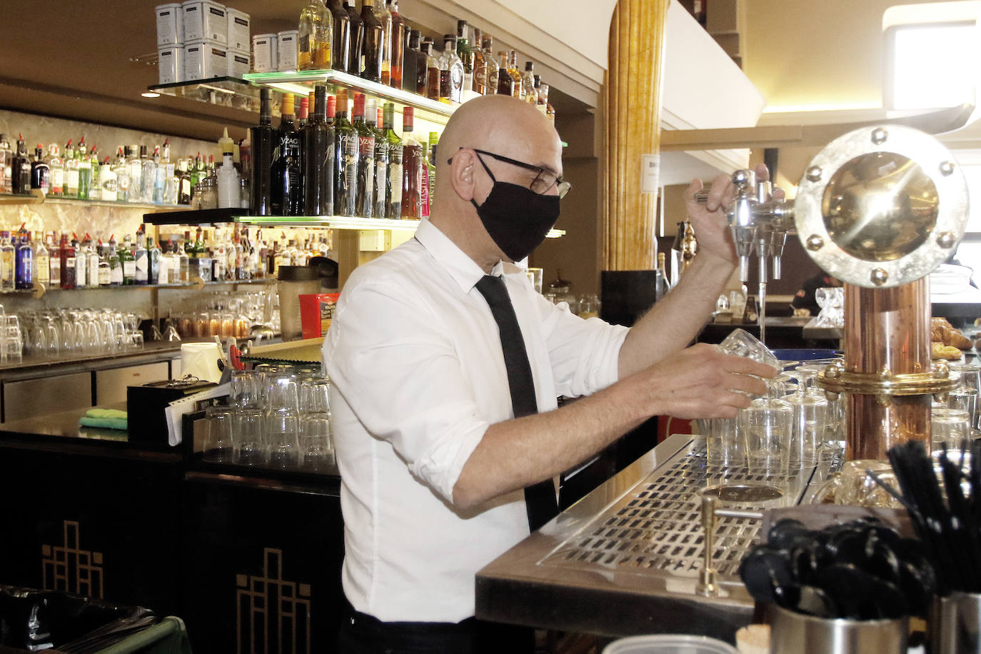Colas en la reapertura de las grandes superficies para realizar las compras navideñas. Las limitaciones con las que también ha reabierto la hostelería se hacen notar en la afluencia.
