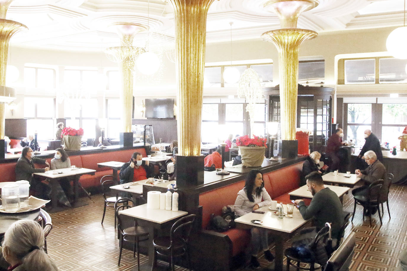 Colas en la reapertura de las grandes superficies para realizar las compras navideñas. Las limitaciones con las que también ha reabierto la hostelería se hacen notar en la afluencia.