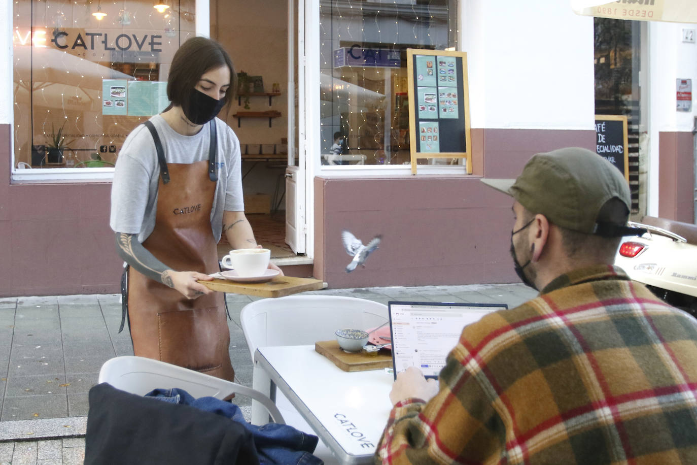 Colas en la reapertura de las grandes superficies para realizar las compras navideñas. Las limitaciones con las que también ha reabierto la hostelería se hacen notar en la afluencia.