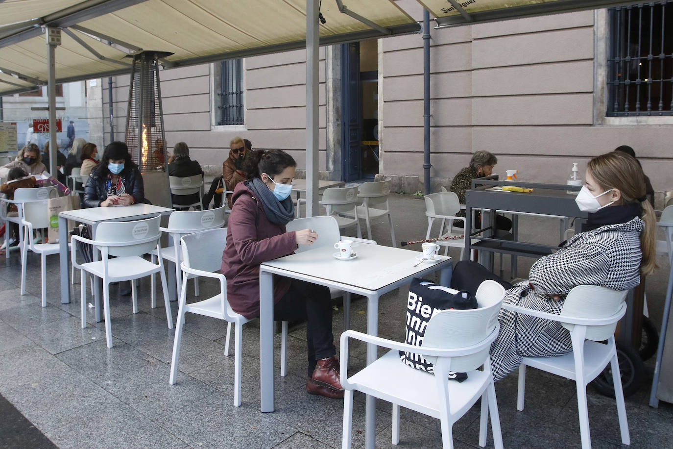 Colas en la reapertura de las grandes superficies para realizar las compras navideñas. Las limitaciones con las que también ha reabierto la hostelería se hacen notar en la afluencia.