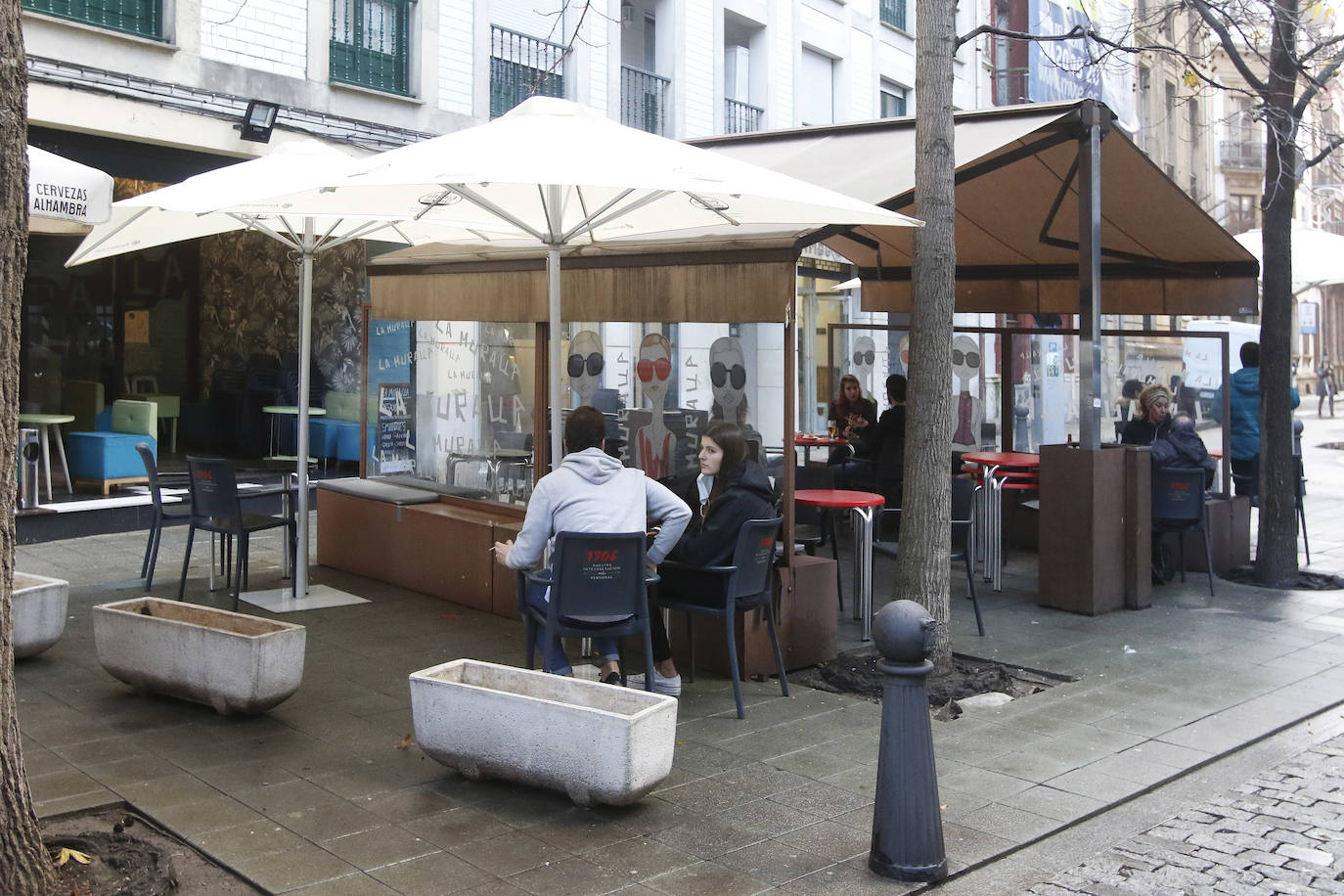 Colas en la reapertura de las grandes superficies para realizar las compras navideñas. Las limitaciones con las que también ha reabierto la hostelería se hacen notar en la afluencia.