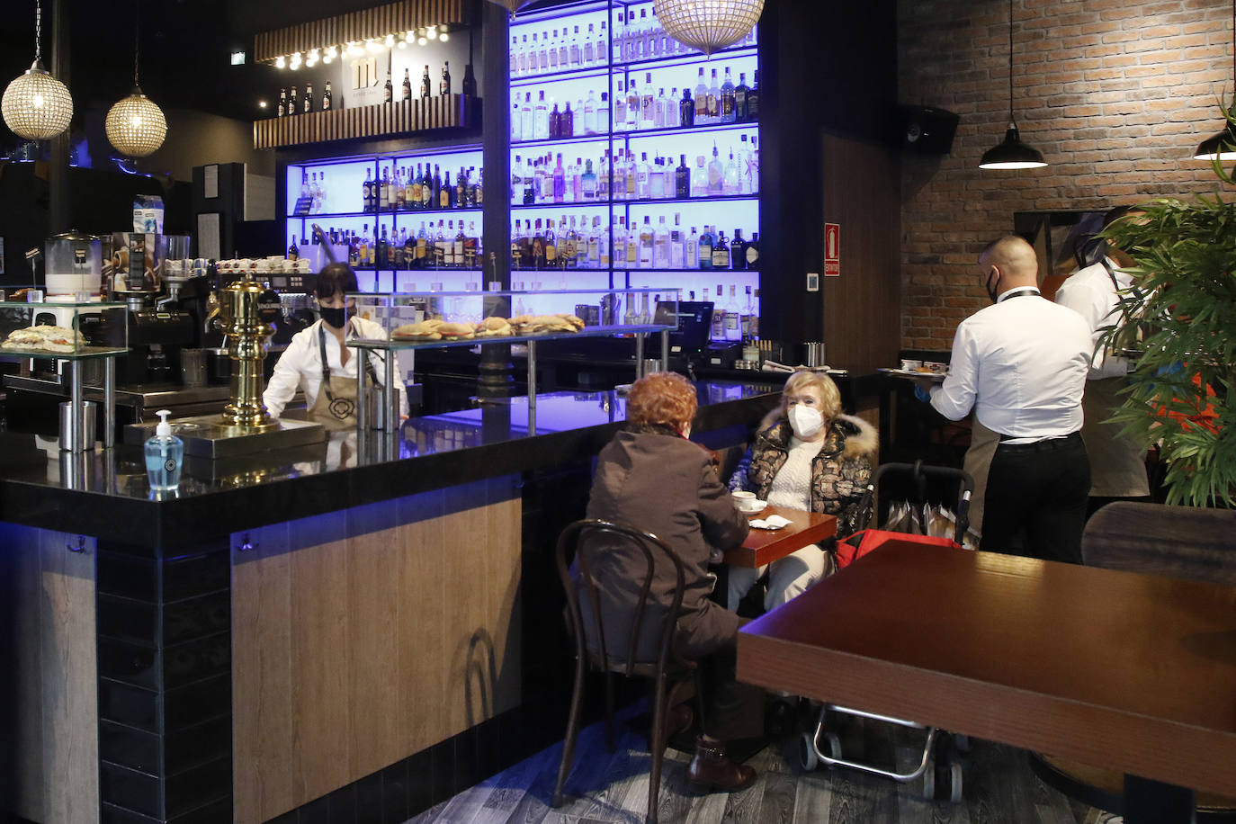 Colas en la reapertura de las grandes superficies para realizar las compras navideñas. Las limitaciones con las que también ha reabierto la hostelería se hacen notar en la afluencia.