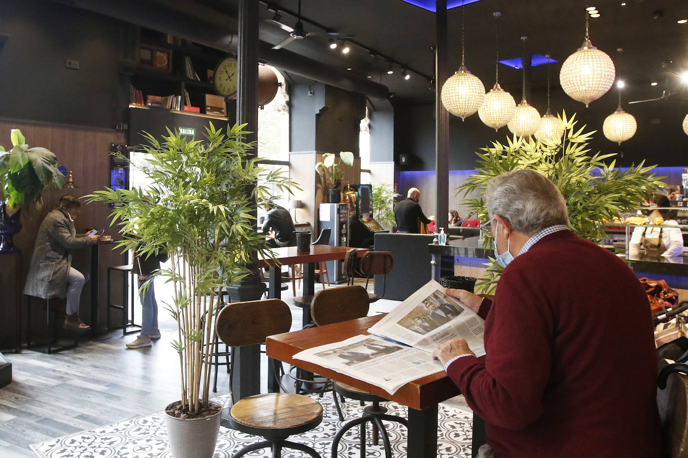 Colas en la reapertura de las grandes superficies para realizar las compras navideñas. Las limitaciones con las que también ha reabierto la hostelería se hacen notar en la afluencia.