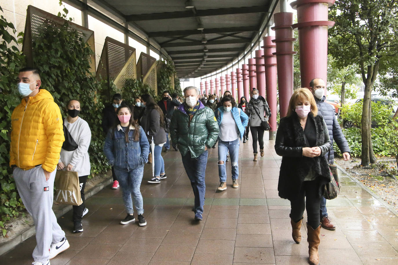 Colas en la reapertura de las grandes superficies para realizar las compras navideñas. Las limitaciones con las que también ha reabierto la hostelería se hacen notar en la afluencia.